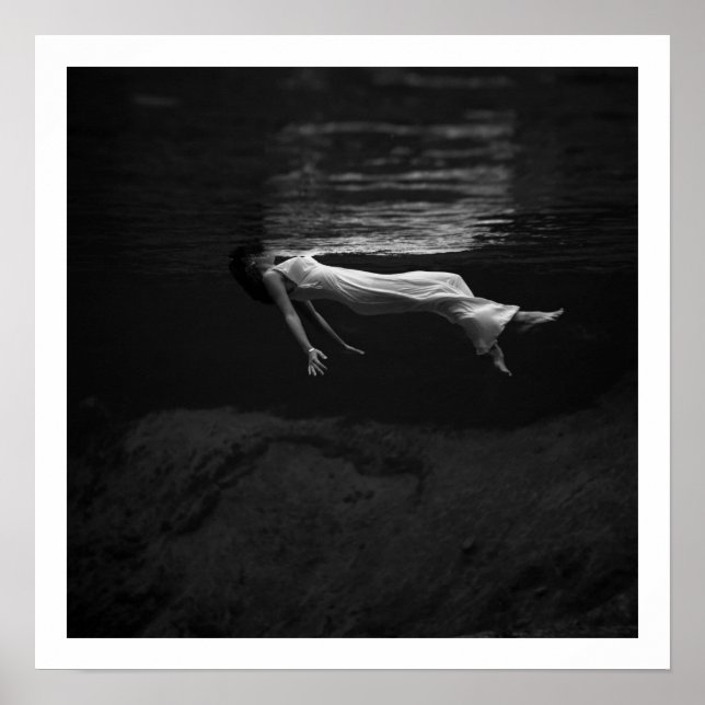 Póster Black and White Woman in the Water Photograph Post (Frente)