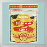 Póster Black Bean Sauce Pop Art<br><div class="desc">Un ilustracion al estilo del arte pop de un frasco de salsa de judías negras asiáticas. Un diseño para cualquiera que ame la comida china. La salsa de judías negras se utiliza en los salchichas, fideos y adobos. Este diseño tiene el frasco de salsa dibujado en vector usando rojo y...</div>