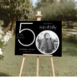Póster Black Modern Photo 50th Birthday Welcome Sign<br><div class="desc">Bienvenidos a su celebración de 50 años con este impresionante cartel de bienvenida. Con un diseño elegante y de personalizable, esta plantilla le permite añadir fácilmente su propia foto y personalizar el texto, lo que lo convierte en un complemento perfecto a su decoración de 50 años. Ideal para entradas o...</div>