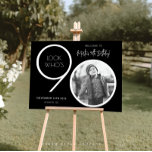 Póster Black Modern Photo 90th Birthday Welcome Sign<br><div class="desc">Bienvenidos a su celebración de 90 años con este impresionante cartel de bienvenida. Con un diseño elegante y de personalizable, esta plantilla le permite añadir fácilmente su propia foto y personalizar el texto, lo que lo convierte en un complemento perfecto a su decoración de 90 años. Ideal para entradas o...</div>