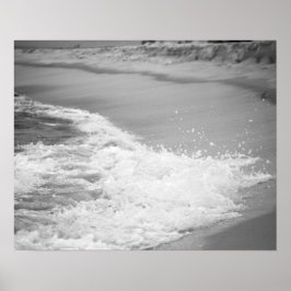 Póster Black & White Ocean Washing Up on the Beach 16x20