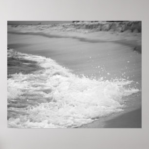 Póster Black & White Ocean Washing Up on the Beach 16x20