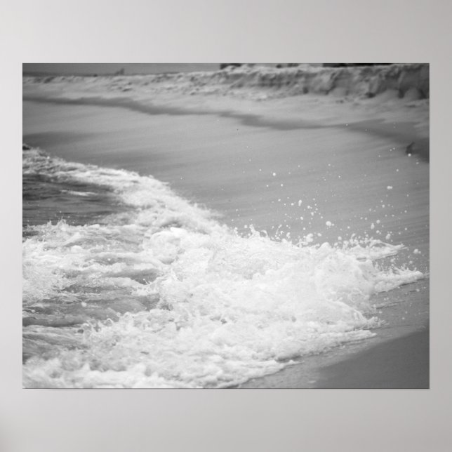 Póster Black & White Ocean Washing Up on the Beach 16x20  (Frente)
