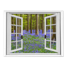 Bluebells y árboles ven la ventana de Faux