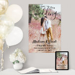 Póster Boda Bienvenida Simple Moderno Negro Letra Foto<br><div class="desc">Bienvenidos a los invitados de la boda a su ceremonia o recepción con un elegante cartel personalizado de 24"x36" con foto. La imagen y todo el texto son fáciles de personalizar. (CONSEJO DE UBICACIÓN DE IMAGEN: Una forma fácil de centrar una foto exactamente como la desea es recortarla antes de...</div>