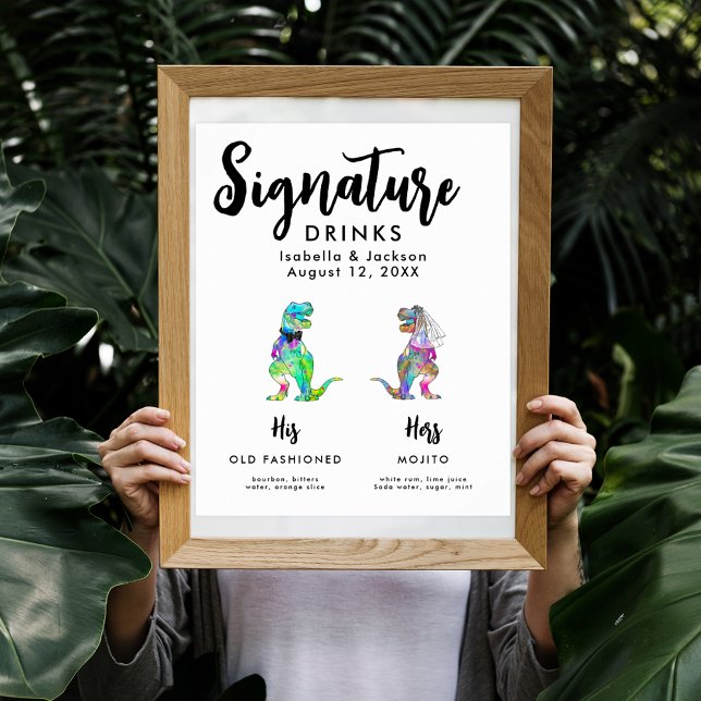 Póster Boda de dinosaurio: Novia y bebida con firma Groom (Dinosaur themed wedding custom signature drinks poster with funny colorful T-Rex bride and groom)