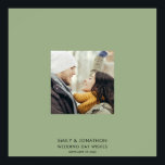 Póster Boda de fotos simple Sage green Signature<br><div class="desc">Personalice fácilmente a este poster con su propia foto (que debería recortarse a la orientación cuadrada) y tipografía y déjela disponible para que los invitados firmen el día de su boda, y usted tiene un adorable recuerdo para los años venideros. El fondo del sabio y el texto negro se pueden...</div>