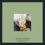 Póster Boda de fotos simple Sage green Signature<br><div class="desc">Personalice fácilmente a este poster con su propia foto (que debería recortarse a la orientación cuadrada) y tipografía y déjela disponible para que los invitados firmen el día de su boda, y usted tiene un adorable recuerdo para los años venideros. El fondo del sabio y el texto negro se pueden...</div>