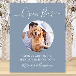 Póster Boda de perro mascota bar abierto Personalizado az<br><div class="desc">¡Bar abierto! Sencilla pero elegante caligrafía, este letrero de bar boda cuenta con barra abierta en elegante caligrafía, y bebidas están sobre nosotros, resaca sobre ti. ... Personalizar este elegante signo de boda con tu foto mascota favorita, foto de perro, compromiso o foto de pareja y nombres! DERECHOS RESERVADOS ©...</div>