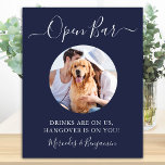 Póster Boda de perro mascota foto de Personalizado azul d<br><div class="desc">¡Bar abierto! Sencilla pero elegante caligrafía, este letrero de bar boda cuenta con barra abierta en elegante caligrafía, y bebidas están sobre nosotros, resaca sobre ti. ... Personalizar este elegante signo de boda con tu foto mascota favorita, foto de perro, compromiso o foto de pareja y nombres! DERECHOS RESERVADOS ©...</div>