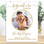 Póster Boda Signature Cocktail Gold Personalizado Mascota<br><div class="desc">Bebidas con firma! Este emblema de la barra de bebidas destaca por su caligrafía sencilla y elegante y por su cóctel "los Newlyweds", personalizado con su bebida de elección. Personalizar este elegante signo de boda con tu foto favorita de mascota, foto de perro, foto de compromiso o foto de parejas,...</div>
