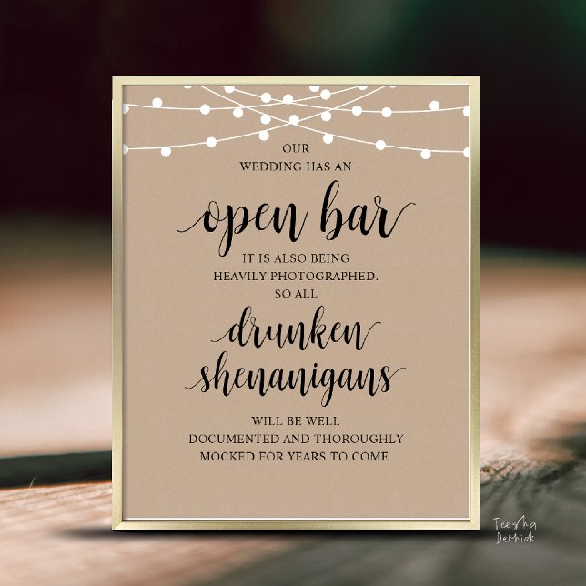 Póster Bodas Rústicas Modernas: Travesuras Borrachas en e (Modern Rustic Wedding Open Bar Drunken Shenanigans Poster in Cottage Brown Kraft, String Lights)