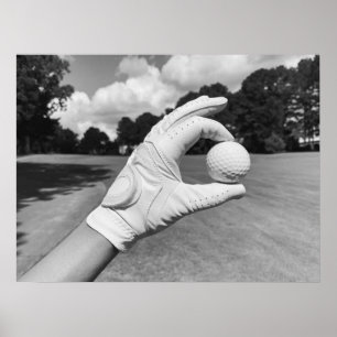 Póster Bola de Golf Glove Holding en Fairway