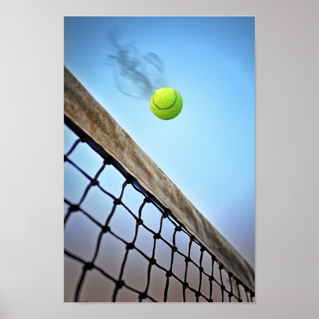 Póster Bola de tenis fumando volando por la red (Frente)