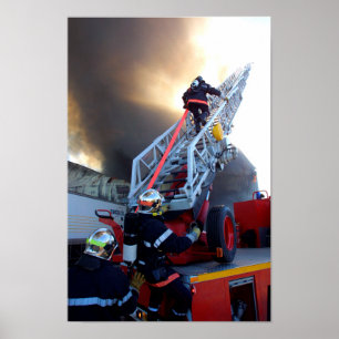 Póster Bomberos que suben la escalera