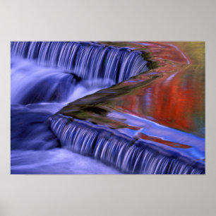 Póster Bond Falls; reflejando hojas de colores otoñales;