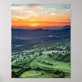 Póster Bonita puesta de sol detrás de campos verdes