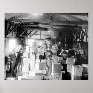 Póster Bootleg Whiskey Warehouse, 1920. Foto de cosecha d