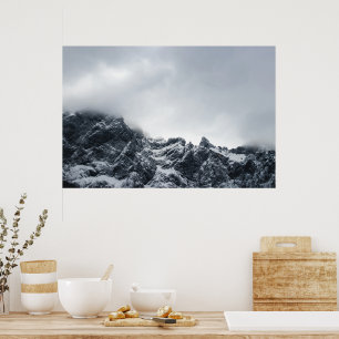Póster Bordes afilados de montañas y nubes suaves