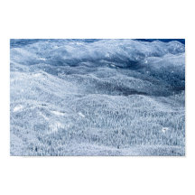 Bosque de invierno bajo la nieve profunda