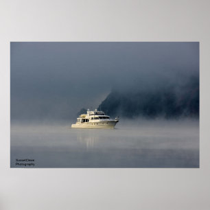Póster Bote en una mañana nublada
