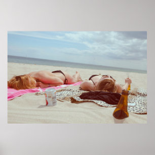 Póster Botella de vidrio marrón en dos mujeres