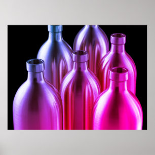 Póster Botellas de acero rojo + púrpura en fondo negro en
