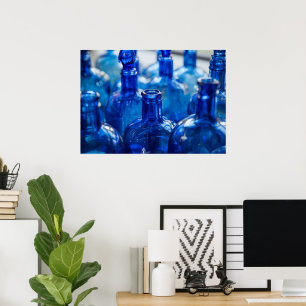 Póster Botellas de vidrio azul retro vívido en la pared d