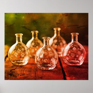 Póster Botellas de vidrio claro con esténcil en una pared
