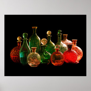 Póster Botellas de vidrio rojas y verdes Pared de fondo n