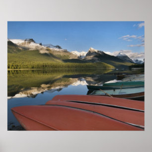Póster Botes aparcados en la orilla del lago Maligne,