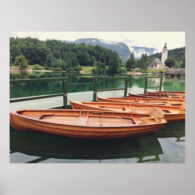 Póster Botes de madera en el lago Bohinj, Eslovenia foto (Frente)