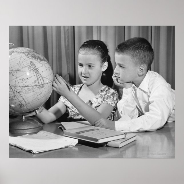 Póster Boy and Girl Viewing Globe (Frente)