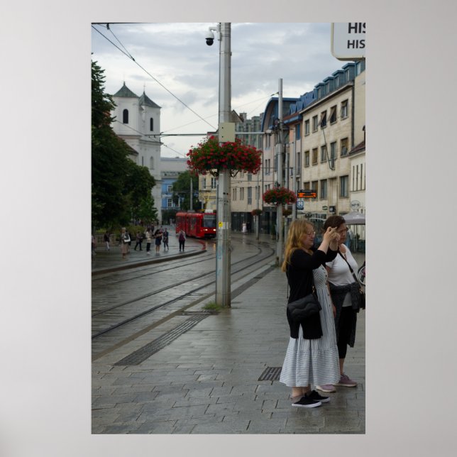 Póster Bratislava Cathedral and Red Tram Street Scene (Frente)