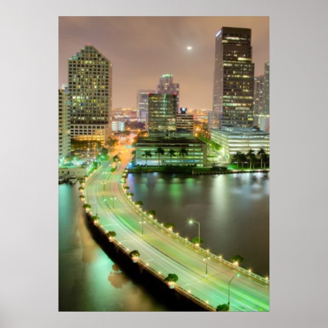 Póster Bridge leads across waterway to downtown Miami (Frente)