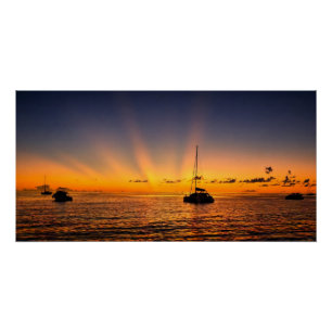 Póster brillante de barco de vela al atardecer del