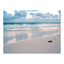 Brillo rosa en una playa con puesta de sol