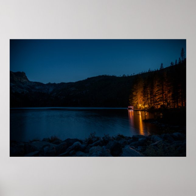 PÓSTER BROWN WOODEN DOCK ON BLUE LAKE DURING NIGHT TIME (Frente)