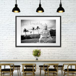 Póster Buda hawaiana foto de blanco negro respira<br><div class="desc">"Respira". Cada vez que visito la Isla Grande, necesito ir a este Buda. Algo sobre el esplendor del océano, la cara pacífica y la soledad de su ubicación me hace sentir tranquilo, sereno y feliz. Esta hermosa fotografía en blanco y negro será el foco de atención de cualquier habitación. Puede...</div>