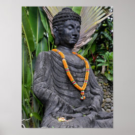 Póster Buda Serene con Garland en un jardín balinés