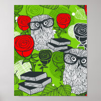 Búho en rosas rojas