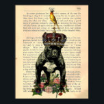 Póster Bulldog de la página del libro de época Rey Poster<br><div class="desc">Bulldog francés estético hecho en un estilo de imagen vintage. Encaramado en la corona del bulldog hay un canario amarillo brillante con una corona. El bulldog francés se encuentra sobre un ramo de flores de época. El fondo es una página de libros de época sobre perros.</div>