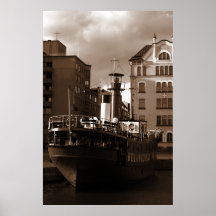 Buque De Acero Frente A Las Casas