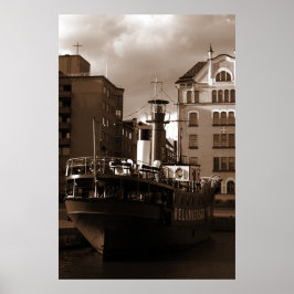 Póster Buque De Acero Frente A Las Casas