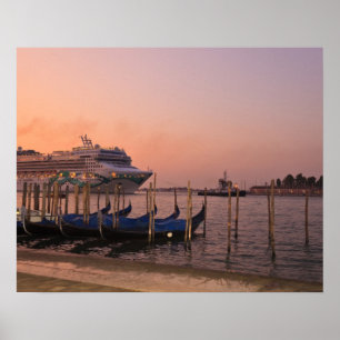 Póster Buque de cruceros y góndolas cerca del Gran Canal,