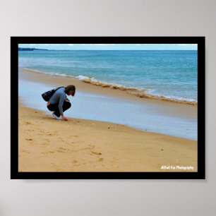 Póster Buscando la concha marina perfecta