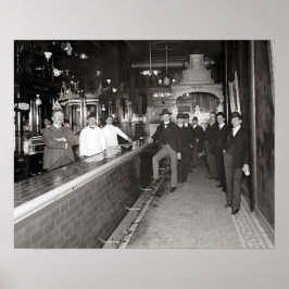 Póster Caballeros bebiendo en la barra, 1910. Foto antigu
