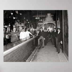 Póster Caballeros bebiendo en la barra, 1910. Foto antigu