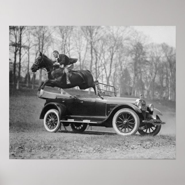 Póster Caballo Saltando Sobre El Auto, 1923. Foto de cose (Frente)