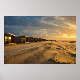 Póster Cabañas de playa al atardecer en la costa holandes